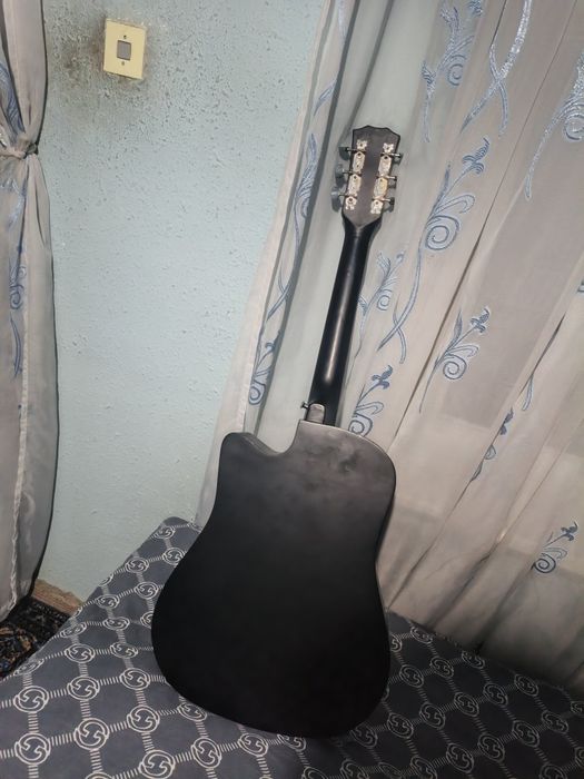 Akustik gitara sotiladi