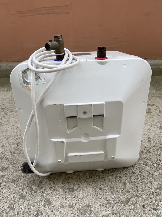 Бойлер Аристон почти нов