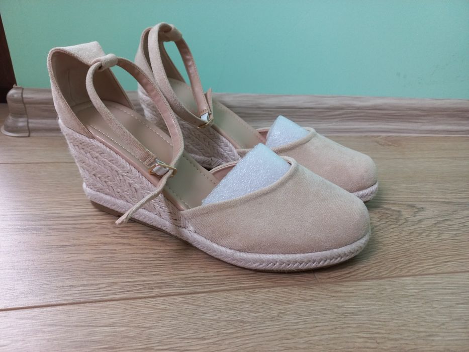 Дамски обувки на платформа с каишка