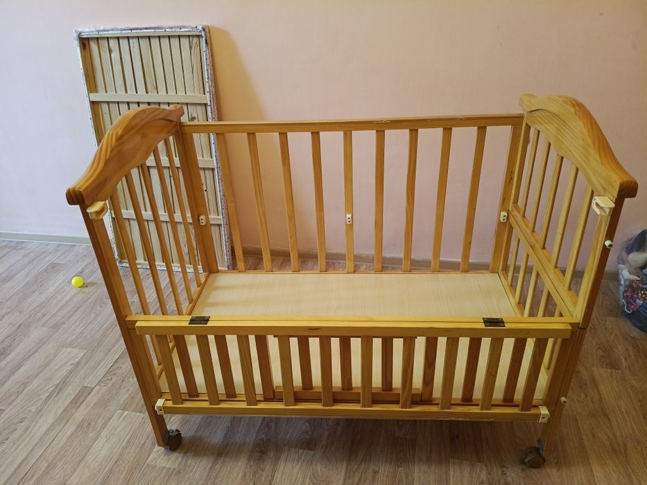 Продам детскую кроватку за 10000