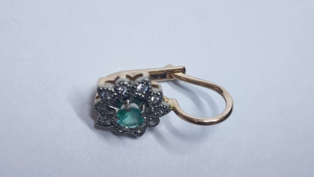 Серьги с бриллиантами и изумрудом