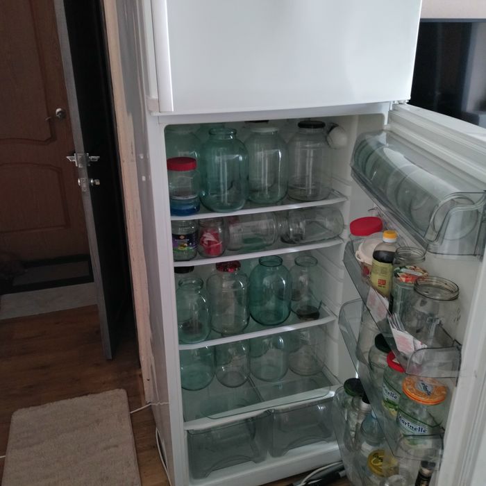 Продам очень вместительный холодильник Атлант