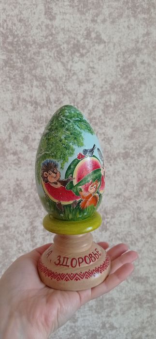 Деревянное яйцо на подставке