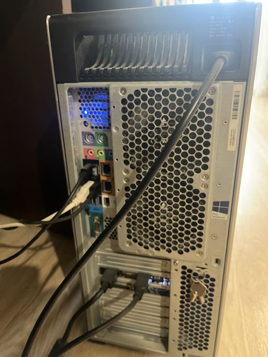 HP Z820 работна станция със Монитор 27" Dell UltraSharp