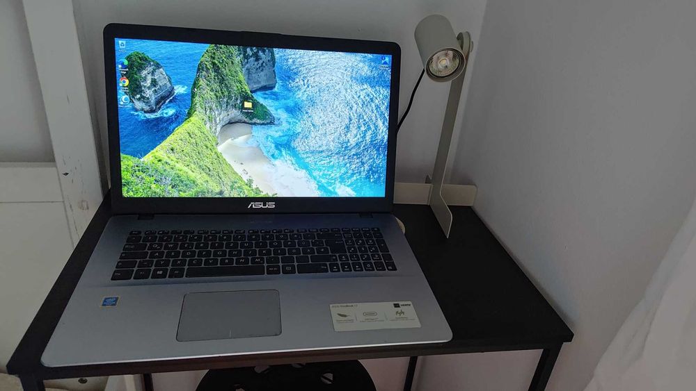 ASUS VivoBook 17 X705UAR – 17.3" лаптоп с 1 TB диск