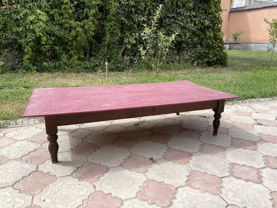 Низкий стол из дерева