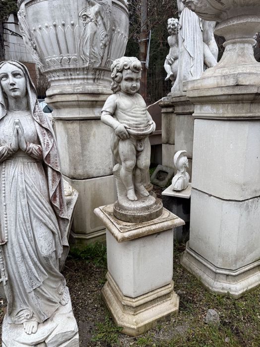 Ренесансова бетонна статуя ‘Пикаещото момченце’