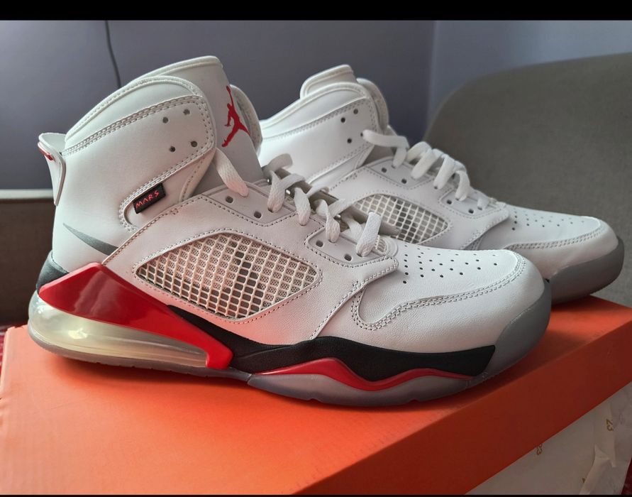 Nike Jordan Mars 270