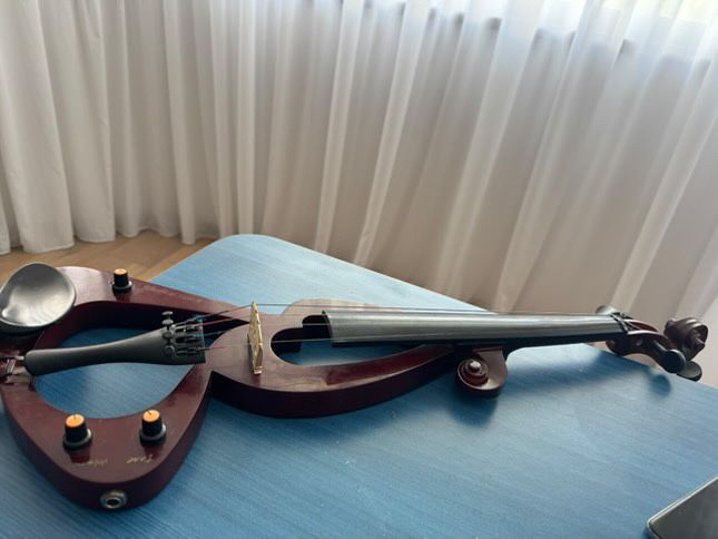 Vând vioara electrica
