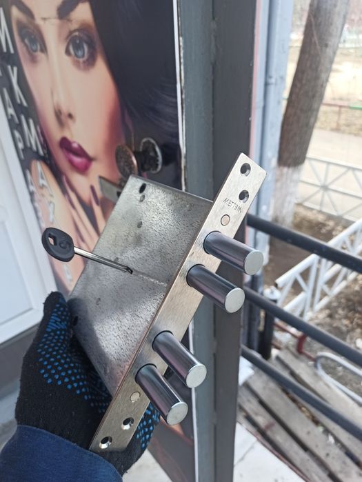 Установка замка врезка замка замена замка сменить замок открыть замок ...