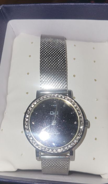 Часы кварцевые стильные с камнями