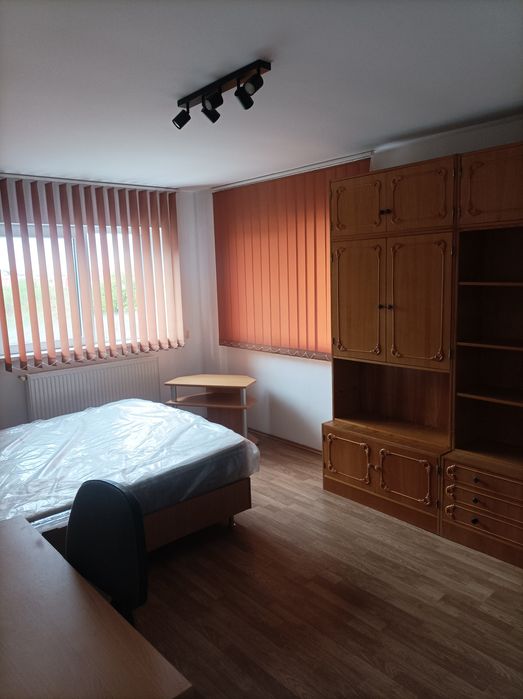 Dau spre închiriere apartament cu o camera 42 m situat pe Calea Turzii lângă benzinaria mol