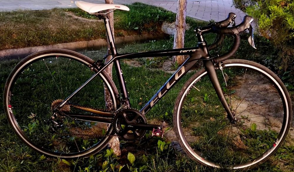 Шоссейный велосипед фулл shimano 105