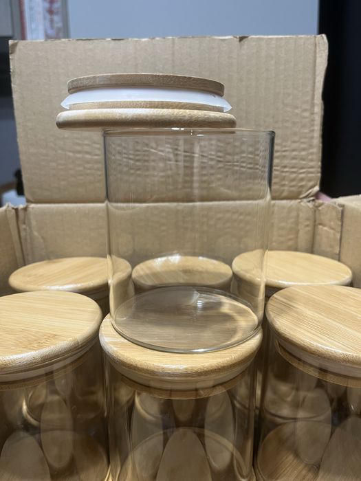 Стъклен буркан с дървена капачка