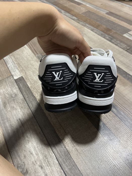 adidasi lv purtati de 3 ori