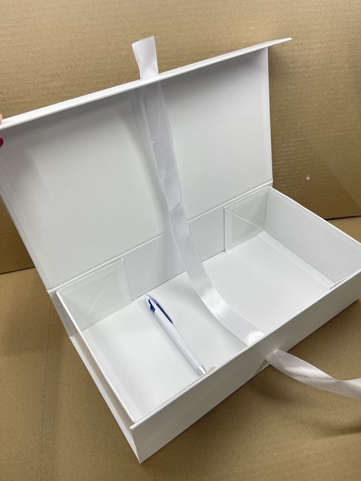 коробка плотная для подарков