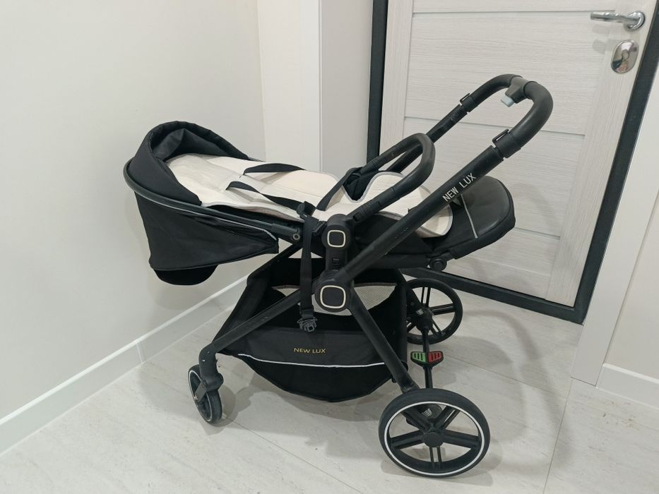 Продам детскую коляску +подарок детский столик