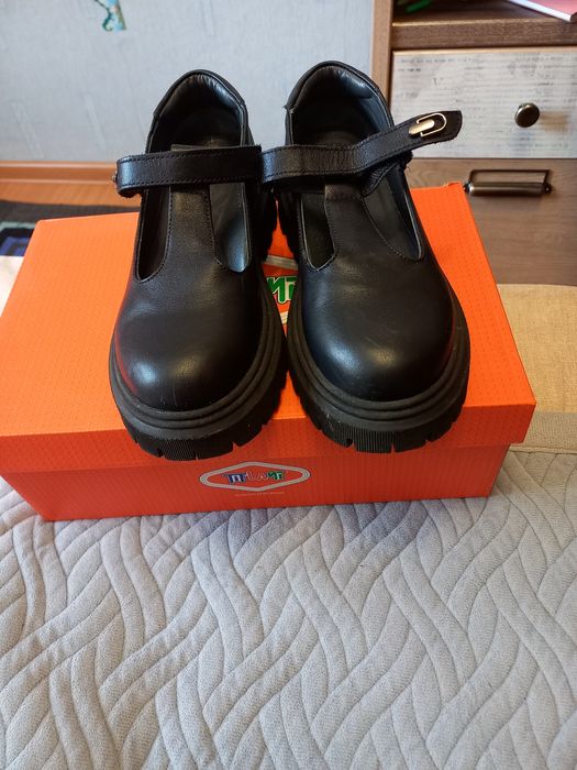 Продам туфли для девочки