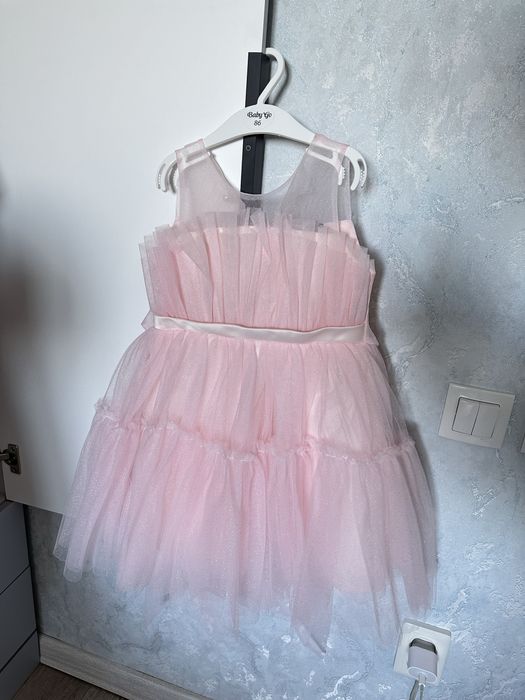 Продам платья на девочку на 4-5 лет (104-116)