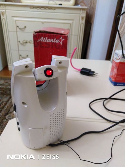 Продам часы электроныи проектор.будилник радио