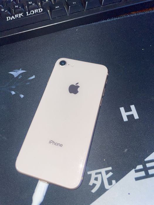Продам iPhone 8.   .