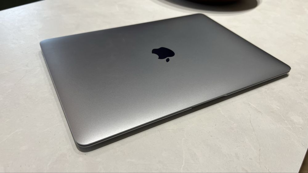 MacBook Air M1 2020 8GB/256GB КАТО НОВ – батерия 99% и само 19 цикъла!