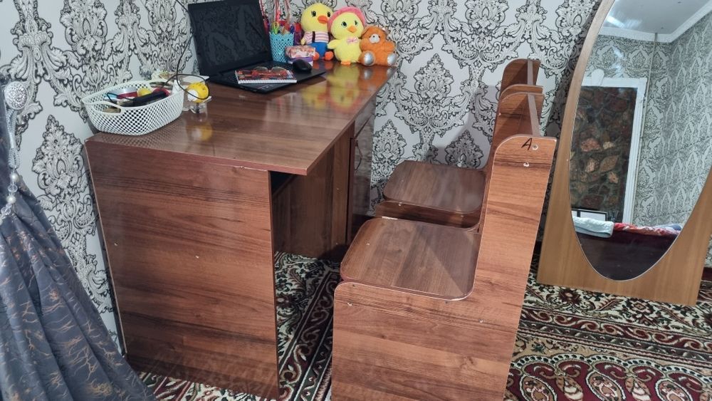 Мебель стол и стулья