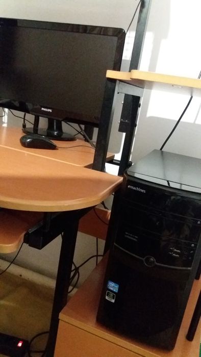 Компьютер и стол