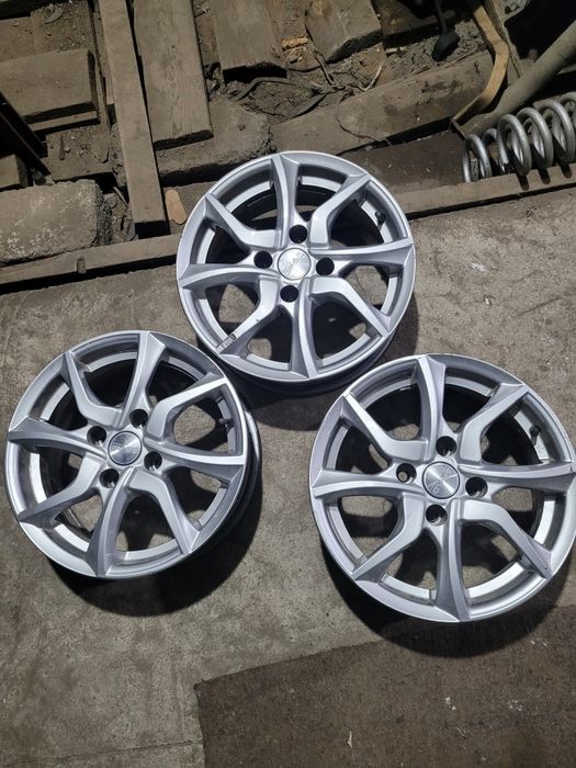 Три легкосплавных диска R15