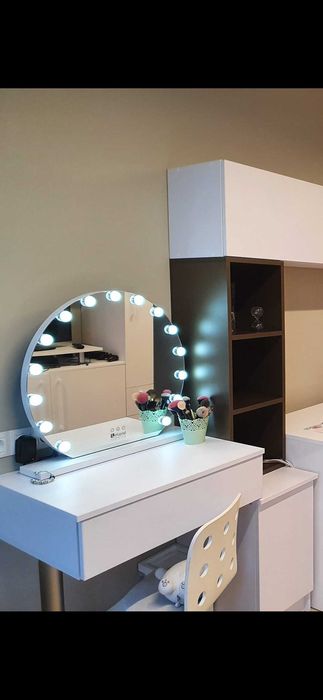 Тоалетка с огледало