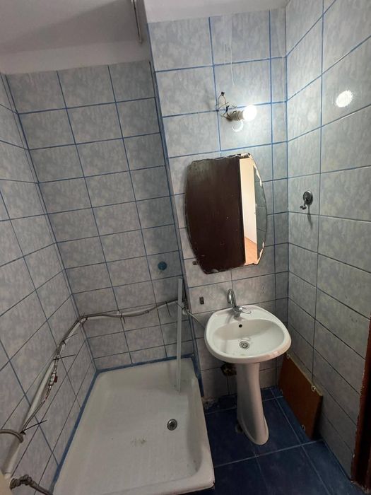 Vând apartament cu 4 camere, 2 băi, bucătarie , living si balcon
