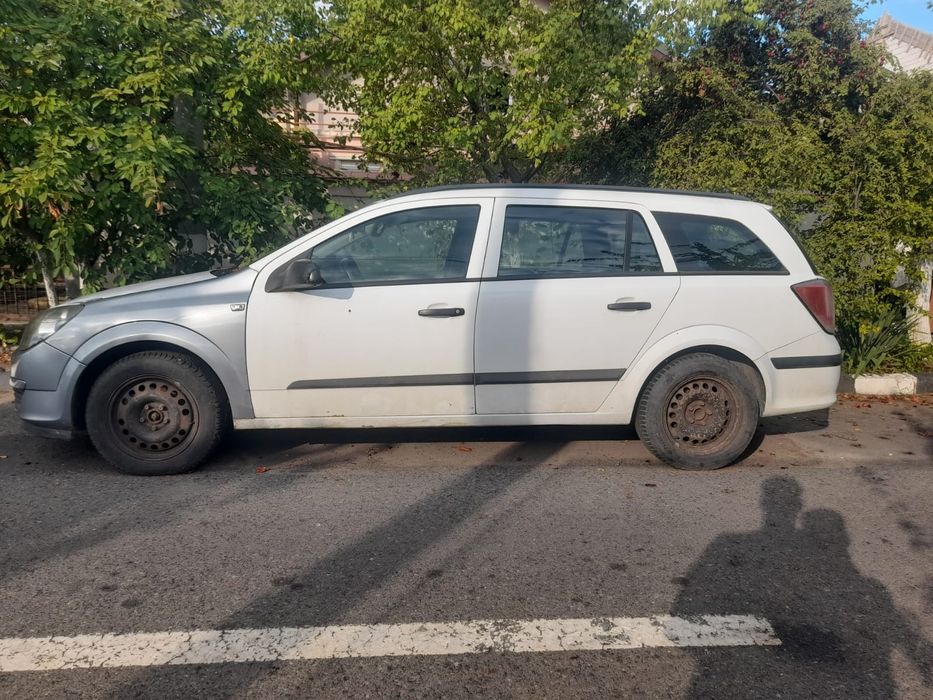 Vand opel la pretul de 3500 de ron, masina este stricata dar poate fi data la rabla