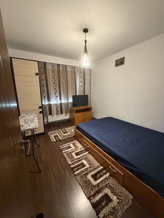 Inchiriez apartament 3 camere decomandat-350€