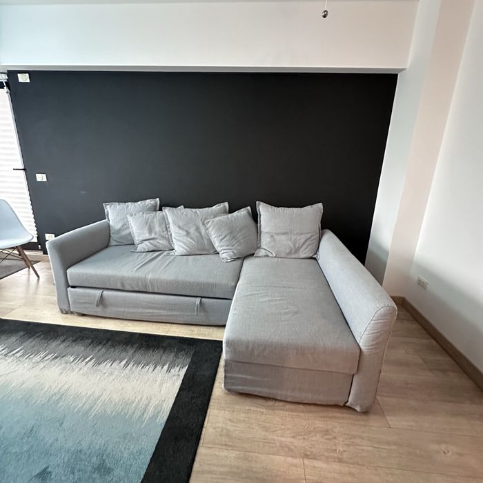 Canapea colțar extensibilă IKEA, gri deschis, cu șezlong și perne