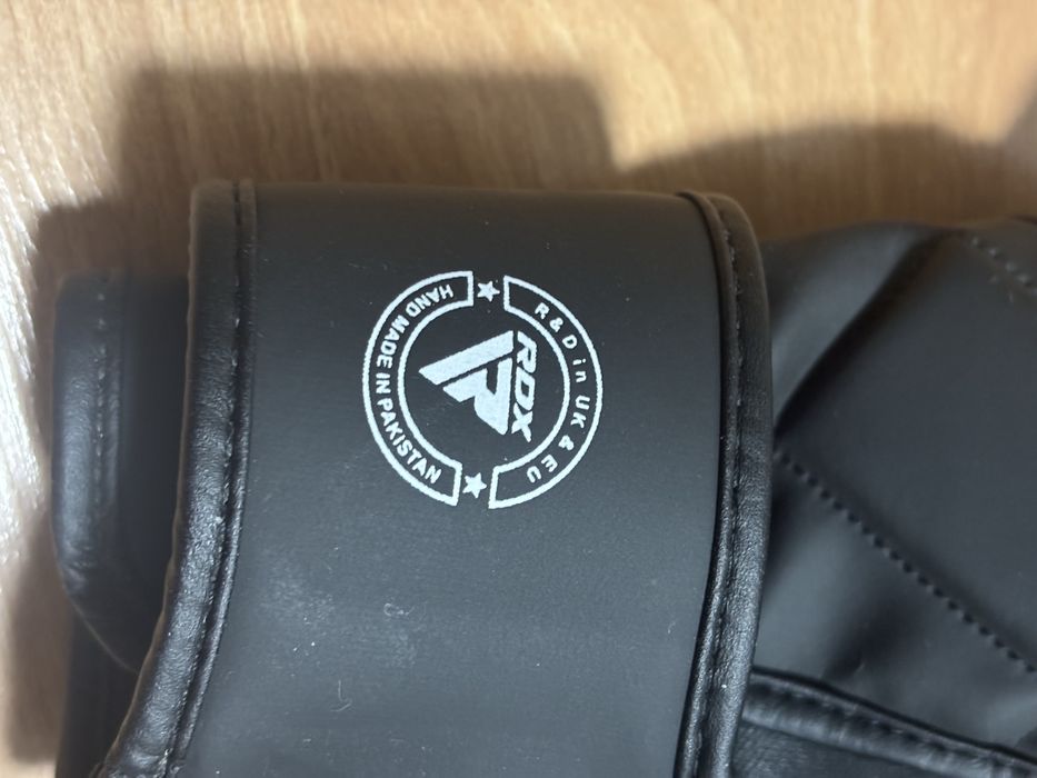 Перчатки и наколенники ММА,