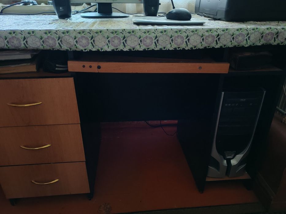 Компьютерный стол.