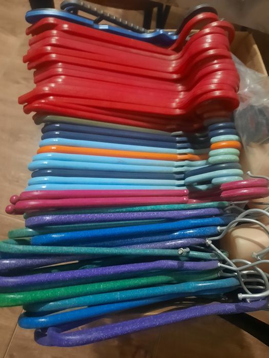 Продам вешалки и цепочки