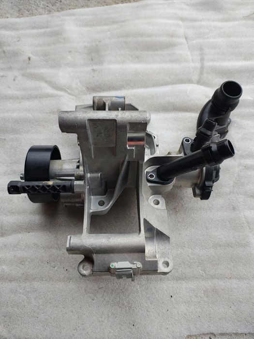 Pompa apa termostat cu suport BMW Seria 5 G30 B48B20B cod 8593269