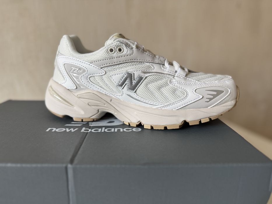 Продам кроссовки женские