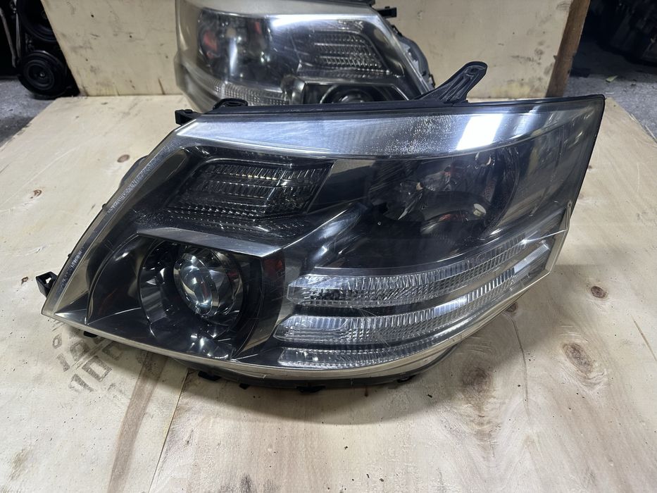 Фары передние Toyota Alphard Xenon