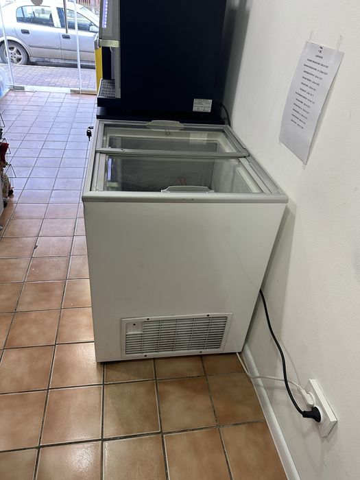 Фризер ракла със стъклени капаци - работещ , запазен