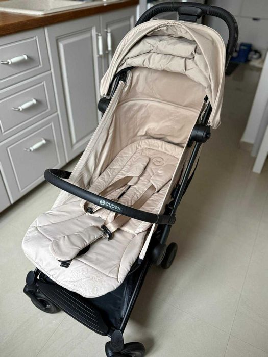 Carucior Cybex Coya Simply Flowers Beige / Bej ideal pentru avion