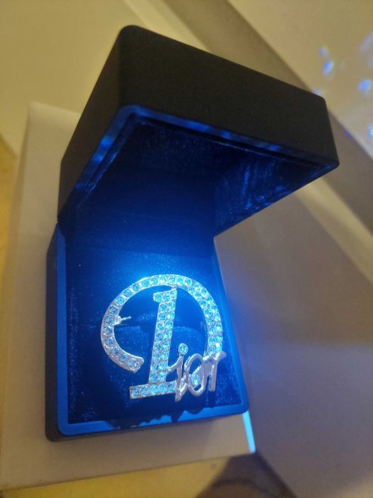 Brosa de lux Dior in cutie de bijuterii cu led