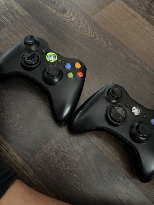 Xbox360 S с два оригинални контролера