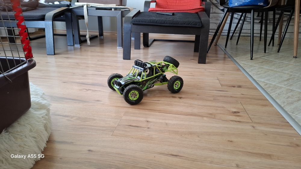 Rc кола Wltoys12428 тежко модифицирана ,направена изцяло за асфалт ,със състезателно окачване-4x4 + резервни части