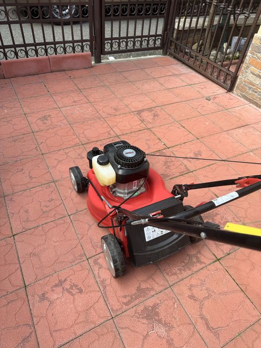 Masina tuns iarba pe benzina