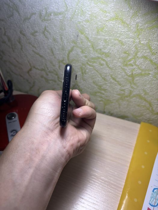 Продаю Iphone SE 2020