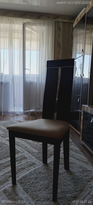 Стол для гостиной со стульями