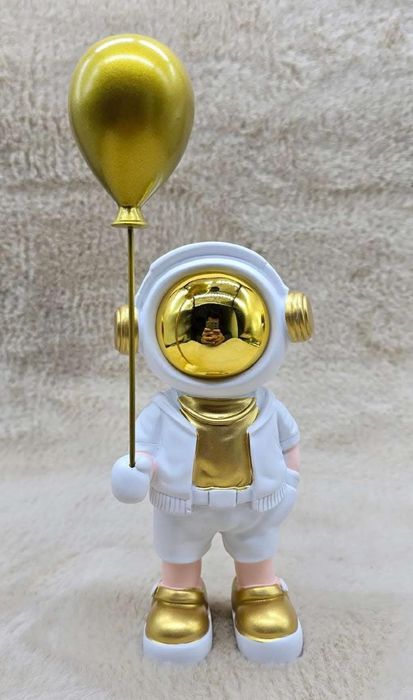 Статуэтка космонавт