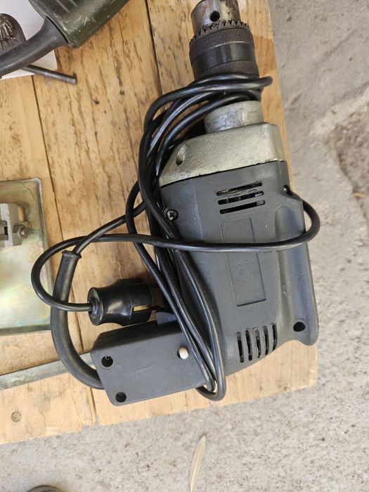 Vând masina de găurit electro Argeș veche, anii 85, cu trusă